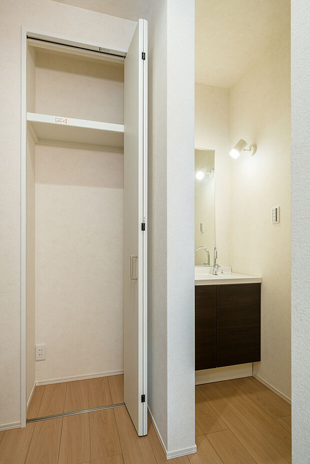 【【2階収納/3号地】】キッチン付近に設置した収納スペースです。ストック類や生活用品、掃除道具など、見せたくない物を仕舞うのに活躍します。