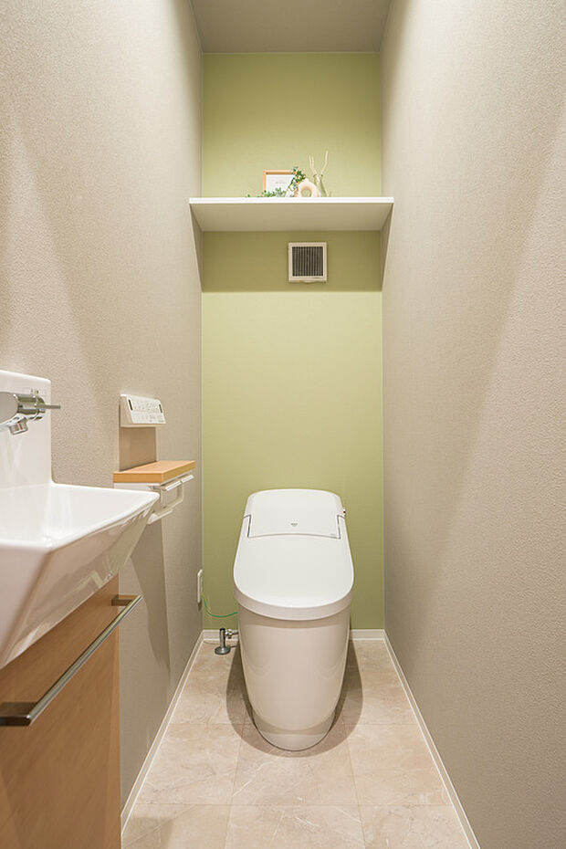 【【トイレ/27号地】】1年を通して快適にご使用いただける、温水洗浄便座付きのトイレです。独立手洗い器を設けており、使用後すぐの手洗いが可能。来客時にも重宝します。
