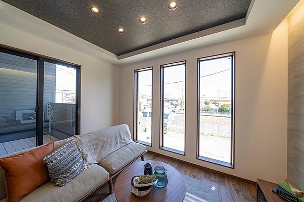 【【本分譲地に建築可能な建物プラン例】】リビングには縦長の採光窓が3つあり、たくさんの光を取り入れます。見た目もスタイリッシュで、アクセントとなります。《分譲地外:建物面積93.55m2、建物価格1688万円》