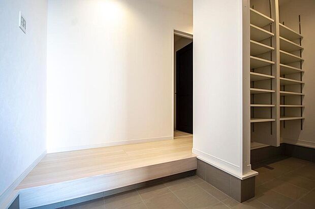 【【本分譲地に建築可能な建物プラン例】】玄関横には、靴を履いたまま利用できるSICをご用意。ベビーカーやアウトドアグッズなどもすっきり仕舞えます。《分譲地外:建物面積97.19m2、建物価格1745万円》