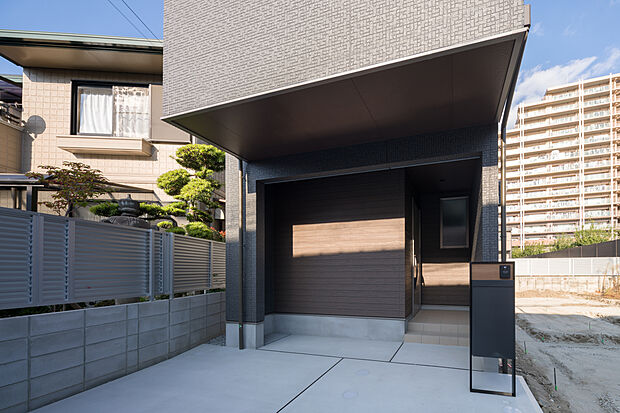 【【本分譲地に建築可能な建物プラン例】】ガレージは、バルコニー部分が屋根代わりに。天候の悪い日でも、ゆっくりと乗り降りや荷物の積み下ろしができそうです。《分譲地外:建物面積96.38m2、建物価格2029万円》