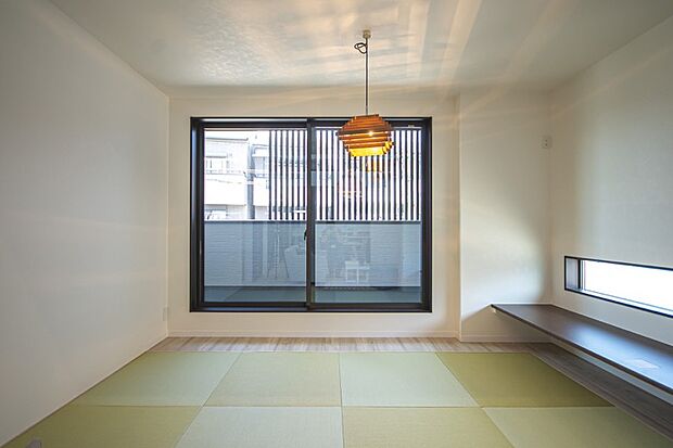 【【本分譲地に建築可能な建物プラン例】】約4帖の和室です。キッチンと対面する位置にあるため、お子様を遊ばせながらお料理を進めることもできます。《分譲地外:建物面積101.65m2、建物価格2123万円》