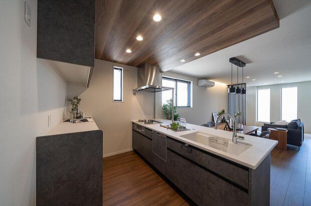 【【本分譲地に建築可能な建物プラン例】】キッチン上部に折り下げ天井を施すことで立体感が生まれ、広々とした開放的な空間を演出することができます。《分譲地外:建物面積104.19m2、建物価格1871万円》