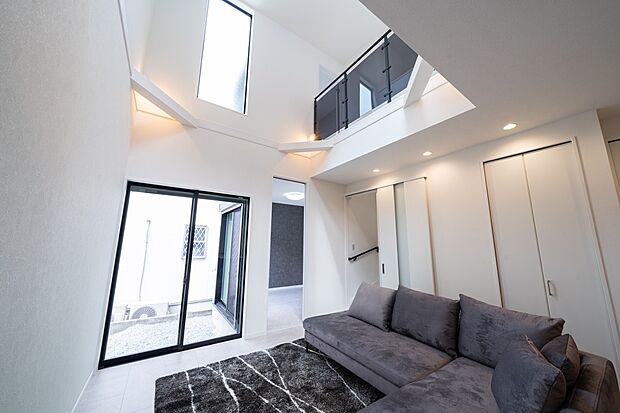 【【本分譲地に建築可能な建物プラン例】】庭に続く掃き出し窓のほか、吹き抜け部分の窓からも明るい陽光が差し込み、快適に過ごせます。《分譲地外:建物面積98.41m2、建物価格1767万円》