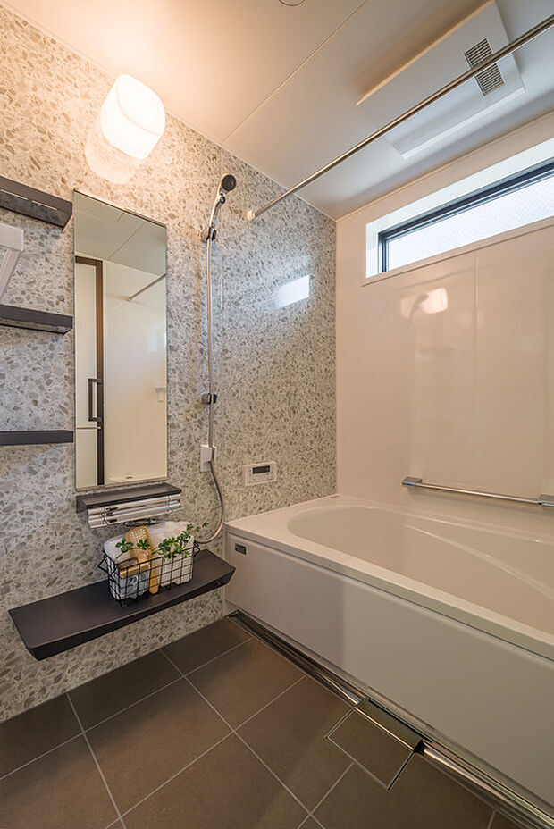 【【浴室】】ゆったりとした浴槽で、1日の疲れを癒やすことができます。浴室乾燥機付きで、天候や時間帯を気にせずに洗濯物を乾かすこともでき便利です。花粉やPM2.5対策にも◎