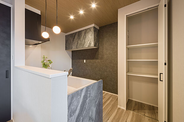 【【キッチン】】キッチン背面には、扉付きのパントリーを設置◎食料品や飲料のストック、調理家電などの保管に便利です。吊戸棚も備わっており、収納するものに合わせて使い分けも可能です。