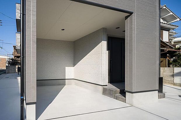 【【インナーガレージ】】1台分のインナーガレージ付き(車種による)。直射日光や雨が当たりにくく、大切な車を守れます。バイクや自転車置き場、DIYスペースなど、幅広く活用できそうです。