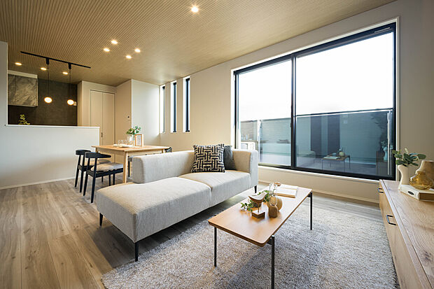 【【LDK】】開放感を感じられる、16帖超の2階LDK。ワンフロアに広がる空間で、ご家族の気配を感じながら過ごせる憩いのスペース。床材と天井は共に木目調の仕様で、温かみのある雰囲気を演出しています。