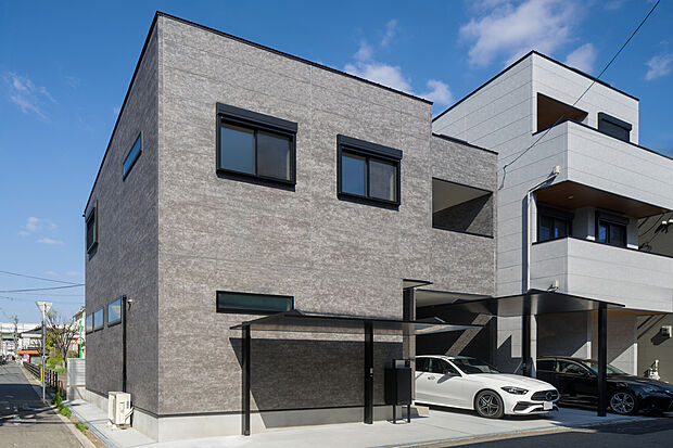 【【外観写真】 】敷地面積38坪超!開放的な角地に、5LDKの新築戸建が誕生。21帖超のLDK、2階洋室4部屋は7帖以上と、ご家族でゆったりと寛げる住まいです。