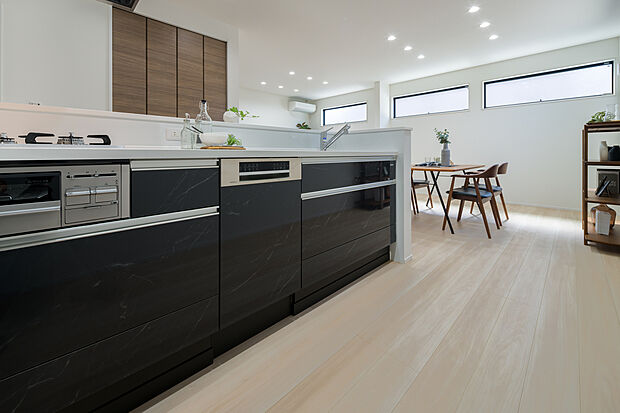 【【キッチン】】食器洗乾燥機や浄水器など、家事の時短が叶う設備が多数整えられています。リビングダイニングが見渡せる、開放的なキッチンです。