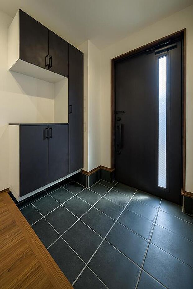 【【玄関】】靴の脱ぎ履きも余裕をもって行えるゆったりとしたスペースを確保しています。コの字型のシューズボックスを備えており、ご家族皆様の履き物をたっぷり収納可能です。