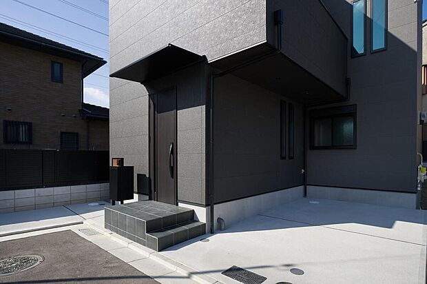 【【カースペース】】1台分のカースペース付き(車種による)。敷地と道路の高低差が少なく、車の出入庫もスムーズに行えます。バイクや自転車置き場としても◎