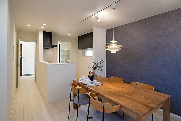 【【本分譲地に建築可能な建物プラン例】】玄関からパントリーを経由して、キッチンまで行くことができるスムーズな帰宅動線です。《分譲地外:建物面積95.57m2、建物価格1716万円》