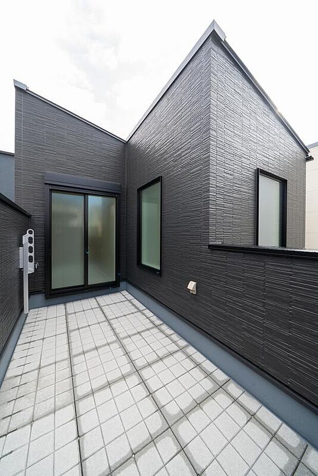 【【本分譲地に建築可能な建物プラン例】】奥行きがあり、広々としたバルコニーは、ご家族分の洗濯物を1度にまとめて干すことが可能です。《分譲地外:建物面積95.57m2、建物価格1716万円》