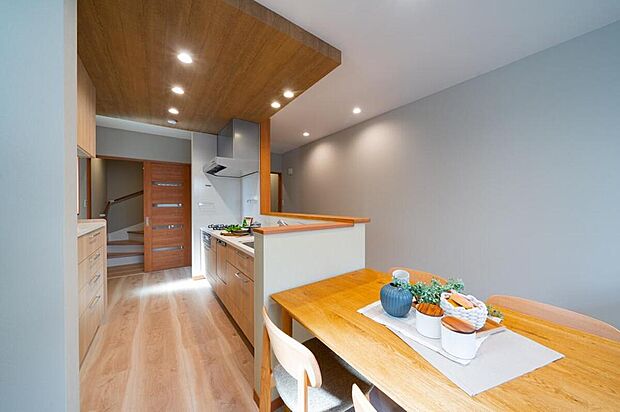【【本分譲地に建築可能な建物プラン例】】キッチンで料理をしながら、ダイニングで宿題をするお子様の様子をみたり、家族とコミュニケーションをとれます。《分譲地外:建物面積83.43m2、建物価格1922万円》