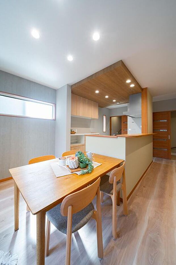 【【本分譲地に建築可能な建物プラン例】】キッチンとダイニングテーブルを横一列に並べられるようになっており、食事を準備する際の移動がスムーズに行えます。《分譲地外:建物面積83.43m2、建物価格1922万円》