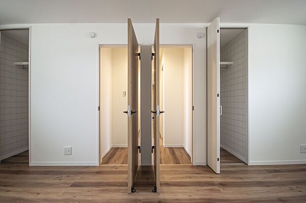 【【本分譲地に建築可能な建物プラン例】】家族のライフスタイルに合わせ、将来的に部屋を分割できる「将来間仕切り仕様」の洋室です。《分譲地外:建物面積103.07m2、建物価格2148万円》