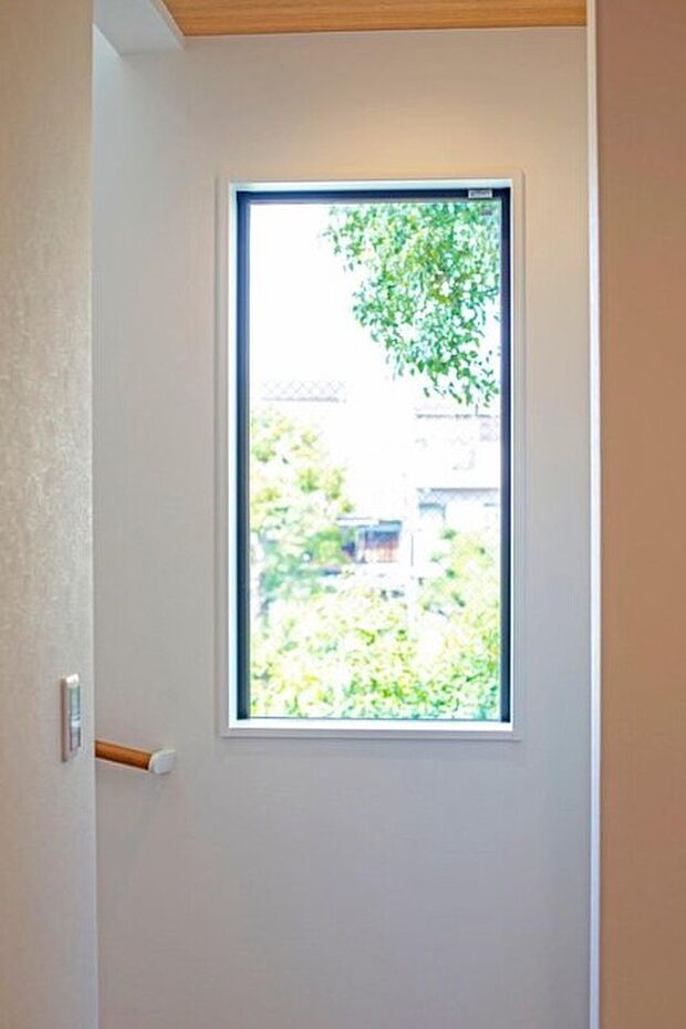 【【本分譲地に建築可能な建物プラン例】】3階へと向かう階段の登り口にFIX窓を設け、風景画のように外の自然がアーティスティックに見える演出をしました。《分譲地外:建物面積101.85m2、建物価格2127万円》
