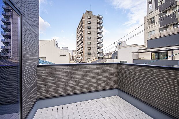 【【本分譲地に建築可能な建物プラン例】】広さを確保した3階バルコニー。夏はプールを出して水遊びをしたり、ガーデニングスペースとしても活用できそうです。《分譲地外:建物面積111.16m2、建物価格2294万円》