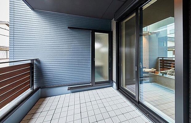 【【本分譲地に建築可能な建物プラン例】】リビングと洗面室の両方から移動できる2WAY動線。水栓が付いているので、ベランピングや家庭菜園にも重宝します。《分譲地外:建物面積102.86m2、建物価格2145万円》