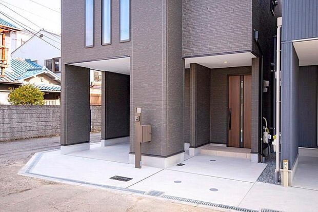 【【本分譲地に建築可能な建物プラン例】】雨の日も濡れずに玄関へ移動ができるよう、動線を考慮したインナーガレージ。木目調の玄関ドアを採用しました。《分譲地外:建物面積92.34m2、建物価格1979万円》