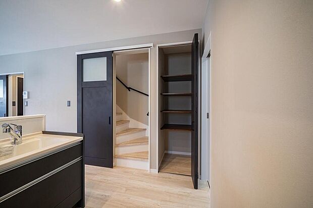 【【本分譲地に建築可能な建物プラン例】】キッチン横には扉付きのパントリーを造作しました。食料品のストックや調理家電の収納にも便利です。《分譲地外:建物面積104.07m2、建物価格2167万円》

