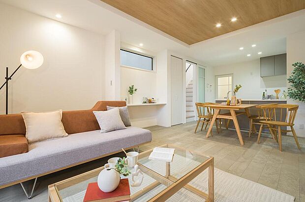 【【本分譲地に建築可能な建物プラン例】】18帖超のLDK。上部は空間にメリハリを演出する折上天井を施し、ワンランク上のくつろぎ空間を演出しました。《分譲地外:建物面積103.87m2、建物価格2163万円》