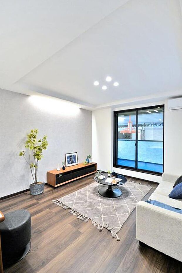 【【本分譲地に建築可能な建物プラン例】】折上げ天井・間接照明のあるリビングスペース。奥行きが感じられ、リラックスできる安らぎ空間を演出しています。《分譲地外:建物面積101.25m2、建物価格2116万円》