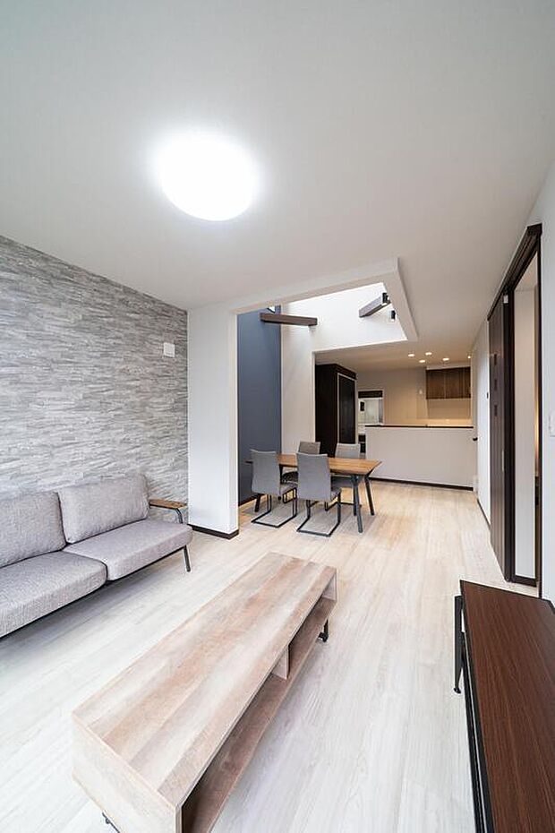 【【本分譲地に建築可能な建物プラン例】】リビング、ダイニング部分の壁をそれぞれ違うアクセントクロスで貼り分け。壁紙の色で各空間をゾーニングしています。《分譲地外:建物面積100.63m2、建物価格2105万円》
