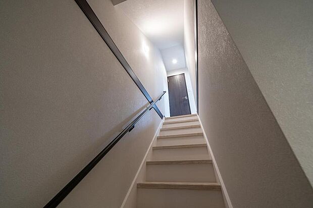 【【本分譲地に建築可能な建物プラン例】】階段の照明にはダウンライトを採用。柔らかい光で、明るく落ち着いた空間を演出しています。《分譲地外:建物面積100.63m2、建物価格2105万円》