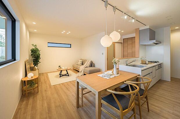 【【本分譲地に建築可能な建物プラン例】】ご家族の繋がりを感じられる、ワンフロアに広がるLDK。木目調を採用した内装が、温かみをプラスしています。《分譲地外、建物面積101.65m2、建物価格2123万円》