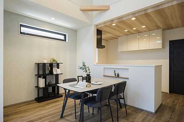 【【本分譲地に建築可能な建物プラン例】】キッチンには木目調の折り下げ天井を採用。空間に立体感とアクセントを与え、毎日の料理時間をスタイリッシュに◎《分譲地外:建物面積98.82m2、建物価格2072万円》