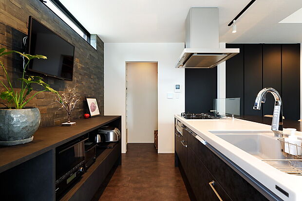 【当社施工事例】
アイランドキッチンの奥はキッチン家電や食料品がすっきり片付くパントリーも完備。