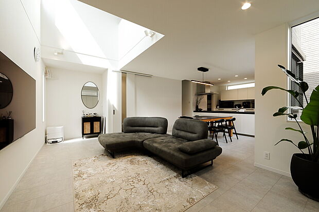 【当社施工事例】
気分や好みが変わった際に家具や雑貨でアレンジがしやすいシンプルでモダンな空間。