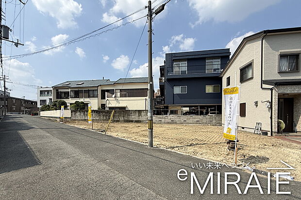現地（2026年9月）撮影
前面道路は広々6ｍ超を確保した開放的な現地。