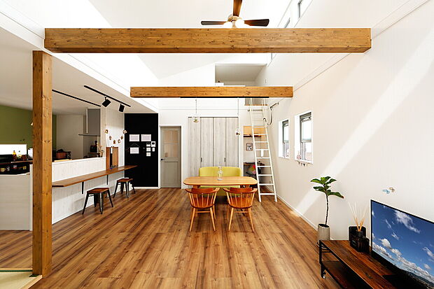 【当社施工事例】上部の吹き抜けを生かして高さのある天井高を実現。開放感たっぷり空間のLDK。