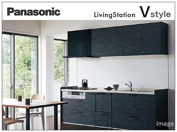 【Panasonicシステムキッチン「V style」】汚れがたまりやすいシンクとカウンターの間に隙間のない「スキマレスシンク」を採用。お手入れが簡単で美しく耐久性に優れたガラストップコンロ、水栓浄水器一体型シャワー水栓など、機能面も充実!