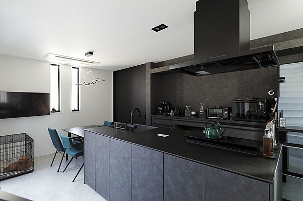 【ホテルライクな家-キッチン】モノトーンでまとめたシンプルモダンなテイスト。毎日使うキッチンにはこだわりの商品をチョイスして、日々の暮らしをアップデート。