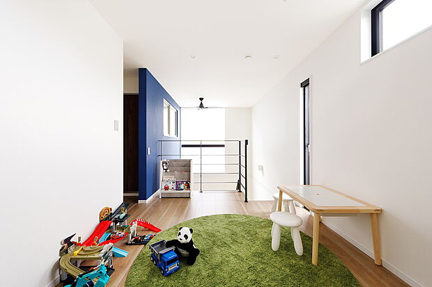 【プレイスペース(当社施工事例)】2階のLDKと吹き抜けでつながる、3階の廊下部分を有効に使い、子どものプレイスペースとして。吹き抜けで空間が繋がっているから、家族の声が届き同じ空間にいる安心感にもつながります。遊ぶスペースとして区切ることで、おもちゃの散らかりも気になりにくいですね。