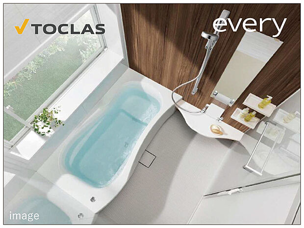 【TOCLASシステムバス「エブリィ」】洗い場もバスタブも広々、3D形状を採用。保温浴槽+断熱の安心の2重パン構造で保温性も高めた人工大理石浴槽「スターク」は、傷がつきにくい硬さを保ちながらも、なめらかな入り心地を実現。さらに、毎日のお手入れがカンタンな「うつくしフロアW」や「うつくしドア」など、お手入れのしやすさと使いやすさを追求しました。