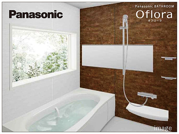 【Panasonicシステムバス「オフローラ」 】床のスミに目地がないので汚れが落としやすい「スミピカフロア」に、汚れが溜まりやすい面材周辺をパッキンレスにした「スリムスキットドア」を採用。発砲ポリスチレン断熱材を形状改良で高い保温効果を発揮した「保温浴槽II」のアクアマーブル人工大理石浴槽で快適なバスタイムが実現します。