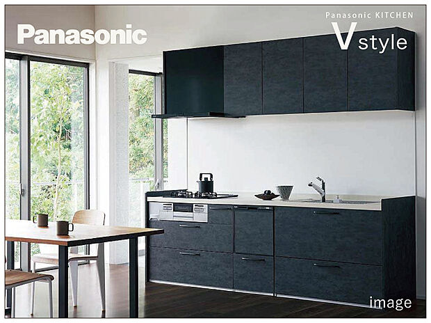 【Panasonicシステムキッチン「V style」 】汚れがたまりやすいシンクとカウンターの間に隙間のない「スキマレスシンク」を採用。排水溝とシンスも一体成型なのでお手入れが簡単！フラットなガラス面で油汚れや吹きこぼれもサッとひと拭きで落ちやすく、耐久性にも優れたガラストップコンロ、深型の食器洗い乾燥機、さらにウルトラファインバブルを内蔵した浄水器一体型水栓を採用など、機能面も充実！