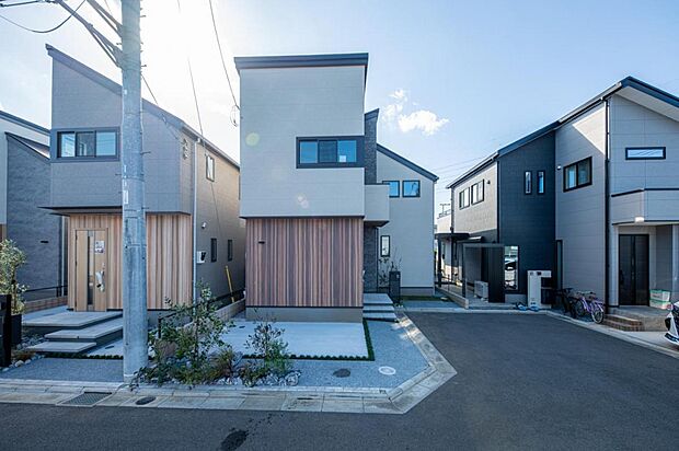 2号棟外観|モダンなデザインの外観が特徴的。また、前面道路幅が4.8mと広く、車の通行もラクラクです。