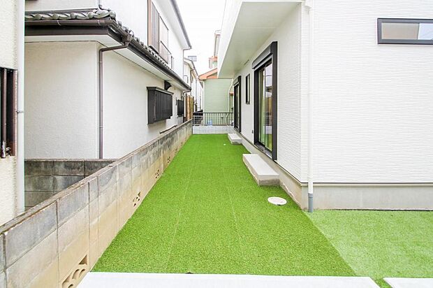 外観写真|南側には道路側からは見られにくいお庭スペースがございます。