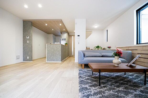 折り下げ天井を入れることで空間にメリハリができ、より広さを感じられグッと空間が引き締まります。