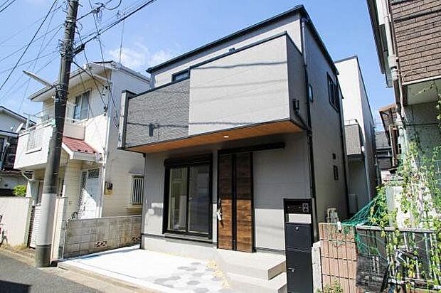 外観／目の前は広めで車通りも少ない道路ですので運転が苦手な方でも安心です。