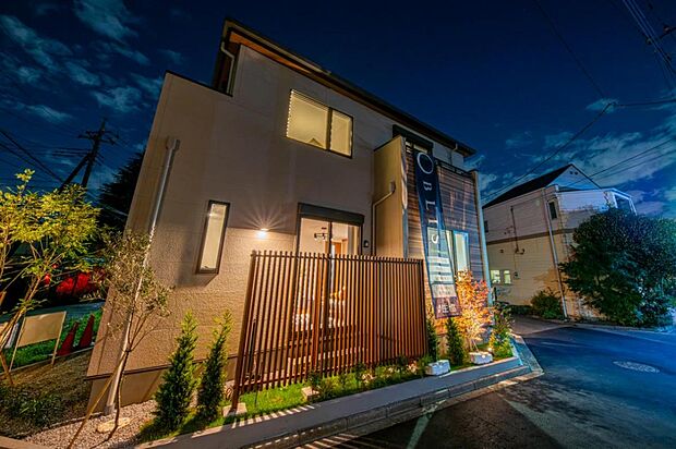 【3期外観】3期外観/照明と植栽が美しく邸宅を飾り、昼と夜、その時々に新しい表情を見せてくれます。