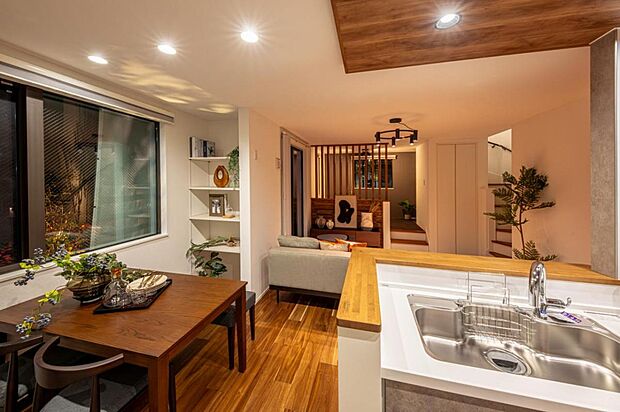 【3期キッチン】3期LDK/リビング、DEN(小上がり空間)、キッチンとゆるく仕切られながらも繋がりを感じる空間となっており、家族それぞれゆっくりと過ごせる場所です。