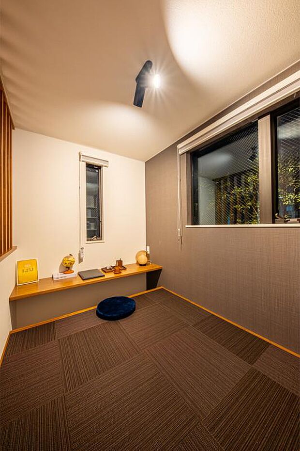 【3期LDK】3期LDK/リビングのすぐ側には、DEN(小上がり空間)が備えられており、作業スペースやお子様のお勉強スペースとして利用することも可能です。