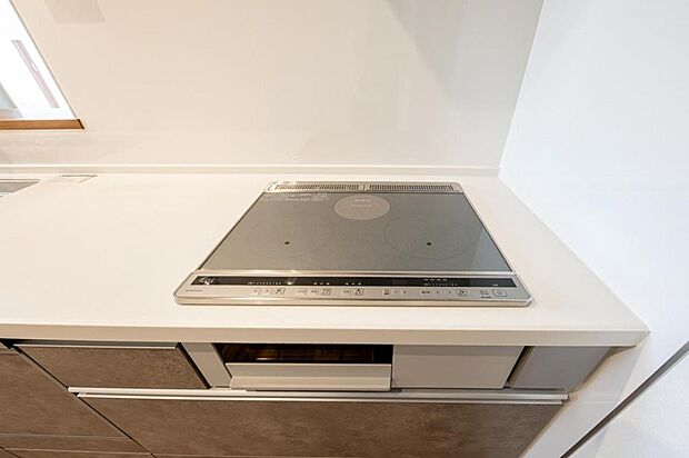 【3期キッチン】3期キッチン/IHコンロとなっており、ボタン操作で火力(温度)を細かく設定・維持できるため、温度管理がラクラクです。